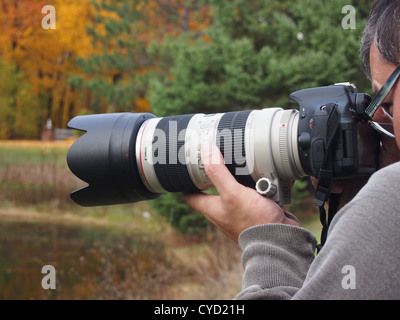 Naturfotograf mit großen Zoom-Objektiv Stockfoto