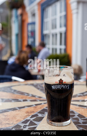 Pint Murphy es am Tisch draußen das Bulman Public House in Summercove, Kinsale, Irland Stockfoto