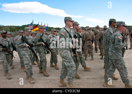 Soldaten des 1. Platoon der US-Armee, der 541. Sapper Company, nehmen an der Abschlusszeremonie des ÜBUNGSINTERDIKT 12 in Saragossa, Spanien, Teil, einer multinationalen militärischen Übung, die sich auf Technik und Interoperabilität zwischen den Streitkräften konzentriert. Stockfoto