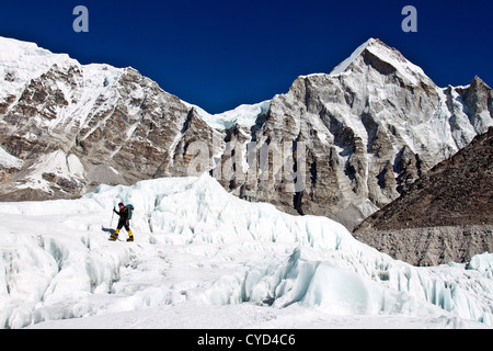 Britische Bergsteiger Adele Pennington Wanderungen auf dem Gletscher unten das Khumbu-Eis fallen in der Nähe von Everest Base Camp, Adele hat zweimal g Stockfoto