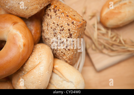 Brot in den Korb mit einem Wurf auf einem Holzbrett Stockfoto