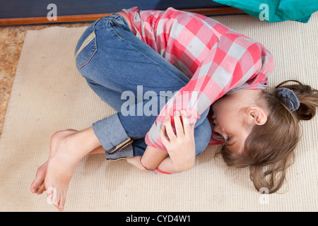 Teengirl Frust weinend auf dem Boden liegend Stockfoto