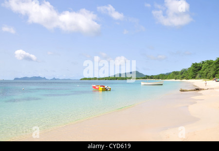 Blick in den Himmel, Union Island, zwei kleine Boote, blaugrüne Meerwasser, Mann zu Fuß, Paradise Beach, Carriacou, West Indies blau Stockfoto