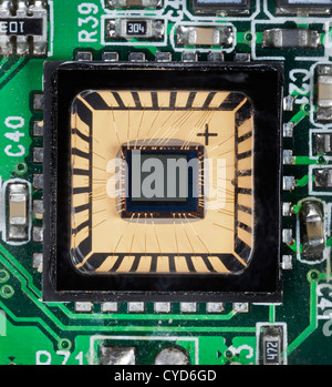 Winzigen CMOS-Chip auf ic-Board mit anschließen Kabel von einer Webcam-Kamera, Stockfoto