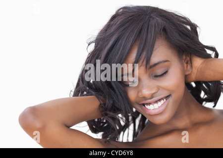 Frau, die ihre Haare kräuseln Stockfoto