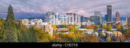 Portland Oregon Downtown City Skyline mit Mount Hood im Herbst Panorama Stockfoto