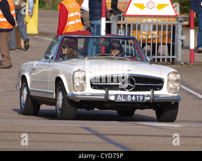 Weiß Mercedes-Benz Cabrio Stockfoto