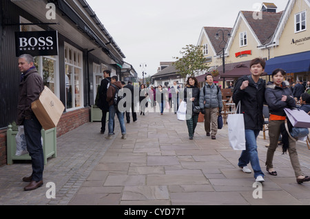 chinesische Käufer in Maasmechelen Village, Großbritannien Stockfoto