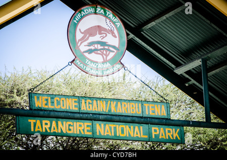 Melden Sie sich über Kopf am Haupteingang zum Tarangire National Park im Norden von Tansania. Stockfoto