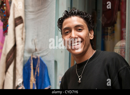 Marokkanische Ladenbesitzer in Essaouira, Marokko Stockfoto