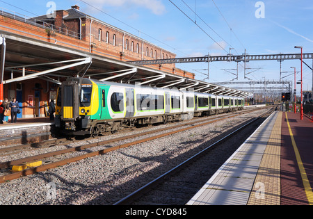 London Midlan Zug am Bahnhof Rugby Okt 2012 Stockfoto