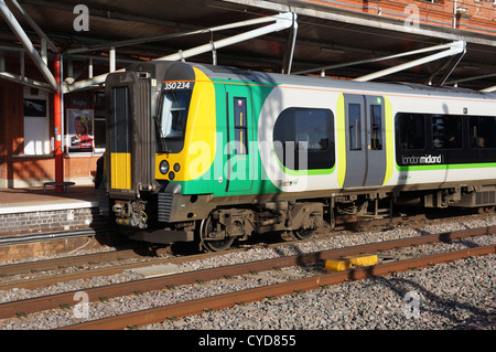 London Midlan Zug am Bahnhof Rugby Okt 2012 Stockfoto