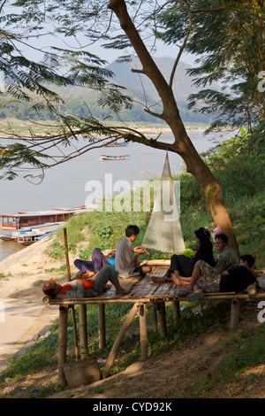 Fischer Reparatur ein Netz an den Ufern des Flusses Mekong in Luang Prabang, Laos Stockfoto