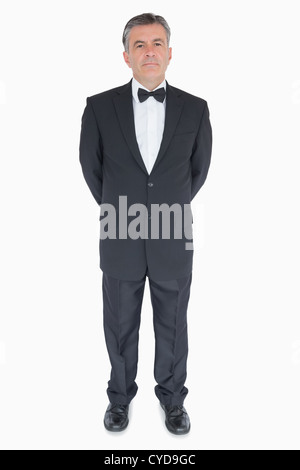 Mann, stehend mit den Händen hinter seinem Rücken Stockfoto