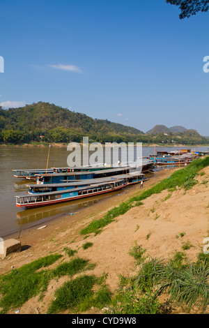 Typischen Flussschiffen an den Ufern des Flusses Mekong in Luang Prabang, Laos Stockfoto