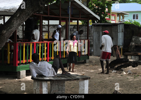 Menschen beobachten Lieferung Silber Fisch, Frau Fischer, zu danken, Hartholz-Bar-Restaurant, Paradise Beach, Carriacou, West Indies Stockfoto