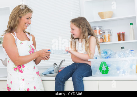 Sortieren von Kunststoffabfällen mit ihrer Tochter Mutter Stockfoto