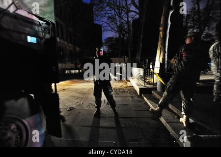 2. November 2012 - Manhattan, New York, USA - nach Stunden des Wartens Truppen der Nationalgarde aus der 204. Ingenieure MRE es liefern und Wasser, um Tausende von Einwohnern im Staging-Bereich auf Catherine Street in lower Manhattan nach den Auswirkungen des Hurrikans Sandy in New York, 1. November 2012. (Bild Kredit: Bryan Smith/ZUMAPRESS.com ©) Stockfoto