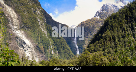 Panoramablick von Sutherland fällt aus über den Arthur-Fluss entlang der Milford Track, Fjordland National Park, Neuseeland Stockfoto