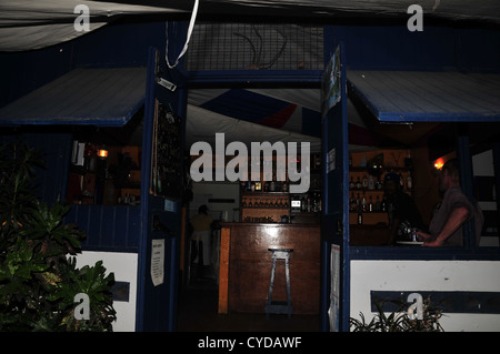 Nacht Ansicht blau weiße Restaurant Wand, kaukasischen Mann trinken Bar, faule Schildkröte Pizzeria, Tyrrel Bay, Carriacou, West Indies Stockfoto