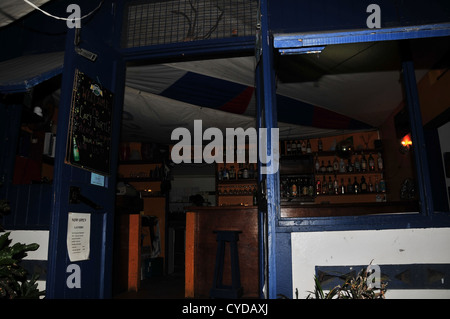 Nacht-Blick vom Strand Essen Bereich blau weiße Restaurant Wand, Barbereich, faule Schildkröte Pizzeria, Tyrrel Bay, Carriacou, West Indies Stockfoto