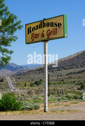 Kalifornien 2012 - Jonnys Grill und Bar, Roadhouse Zeichen, Topaz Lake auf der Autobahn 395. Stockfoto