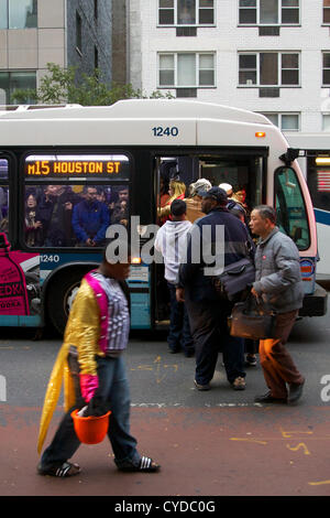 NEW YORK, NY, USA - 31. Oktober 2012: Bus-Service, die fortgesetzt, nachdem Hurrikan Sandy die Stadt getroffen, bleiben MTA Busse selten und überfüllten in verdunkelten Lower Manhattan in New York, NY, USA, am 31. Oktober 2012. Stockfoto