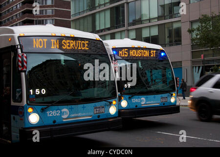 NEW YORK, NY, USA - 31. Oktober 2012: Bus-Service, die fortgesetzt, nachdem Hurrikan Sandy die Stadt getroffen, bleiben MTA Busse selten und überfüllten in verdunkelten Lower Manhattan in New York, NY, USA, am 31. Oktober 2012. Stockfoto