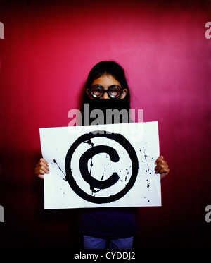Der Professor sagt, "Hands-off: Es ist Copyright". Mädchen mit falschen Bart und Brille hält copyright-Symbol. Stockfoto