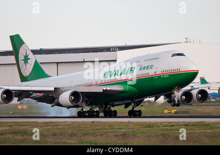 Ein EVA Air Boeing 747-400 (45E) Jet-Flugzeug landet auf dem internationalen Flughafen Vancouver (Kanada). Stockfoto