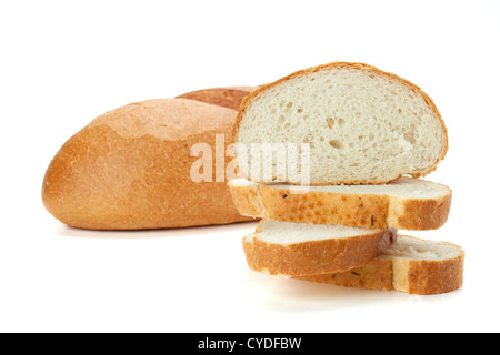 Laib Brot geschnitten. Isoliert auf weiss Stockfoto