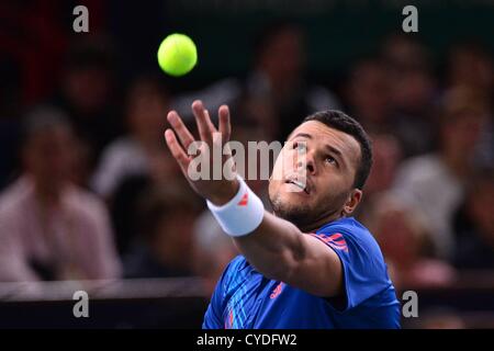 31.10.2012 Paris, Frankreich. Jo-Wilfried Tsonga FRA in Aktion gegen Nicolas Almagro während der BNP Paribas Masters ATP World Tour Masters. Stockfoto