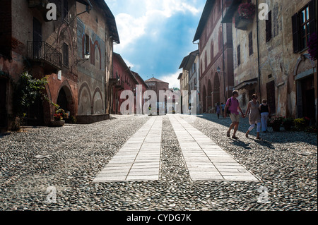 Europa Italien Piemont Provinz von Cuneo Saluzzo Aufstieg zur Burg Stockfoto