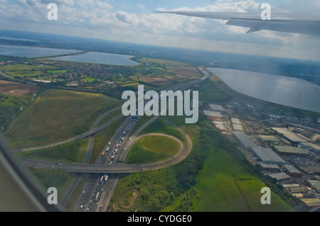 Eine Luftaufnahme der Autobahn M25 um London in der Nähe von Heathrow Airport, gesehen aus dem Fenster eines Verkehrsflugzeugs. Stockfoto