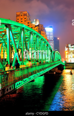 Shanghai Waibaidu Brücke in der Nacht mit buntem Licht über Fluss Stockfoto