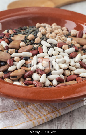 RAW gemischt Hülsenfrüchte in einer keramischen Platte auf den Tisch Stockfoto