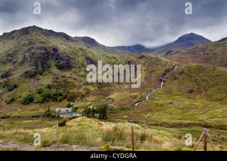 Blick über Snowdon Mountain versteckt unter Wolke, aufgenommen im Nationalpark Snowdon, Wales entnommen A498, UK Stockfoto