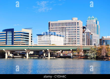 Orlando-Vierwaldstättersee Panorama am Morgen mit Bürogebäude und Brücke Stockfoto