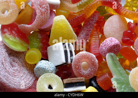 Farben-Gelee Eiern in ein cocktail-Glas-Schüssel Stockfoto