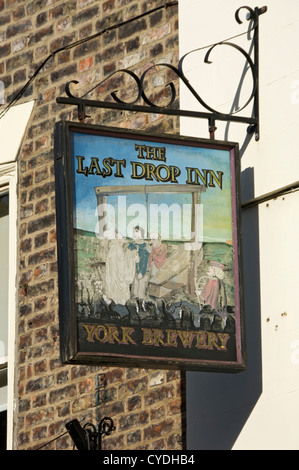 Nahaufnahme der Beschilderung zum Last Drop Inn Pub außerhalb von York North Yorkshire England Großbritannien Großbritannien Großbritannien Großbritannien Großbritannien Großbritannien Großbritannien Großbritannien Großbritannien Großbritannien Großbritannien Großbritannien Großbritannien Großbritannien Großbritannien Großbritannien Stockfoto