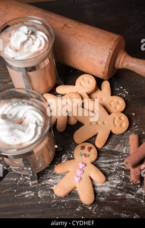 Lebkuchen-Männer-Cookie mit heißem Kaffee und Sahne Stockfoto