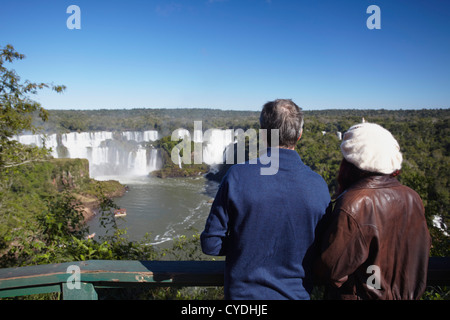 Zu zweit am Iguacu Wasserfälle, Nationalpark Iguaçu, Iguacu, Parana, Brasilien Stockfoto