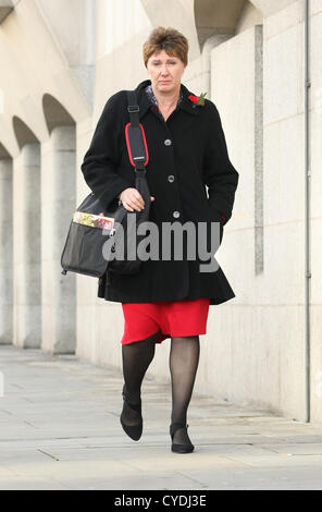 APRIL CASBURN APRIL CASBURN MET Detektiv kommt AT COURT LONDON ENGLAND UK 2. November 2012 Stockfoto