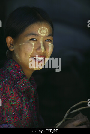 Frau lächelnd mit Thanaka, Rangun, Myanmar Stockfoto