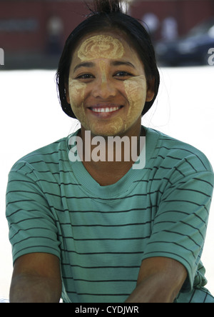 Frau lächelnd mit Thanaka, Rangun, Myanmar Stockfoto