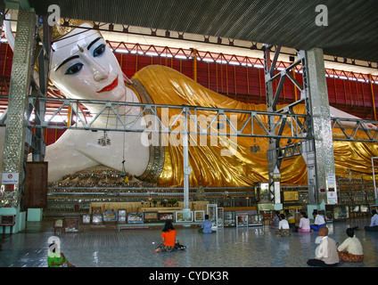 Die riesigen liegenden Buddha In der Chaukhtatgyi Paya Rangun, Myanmar Stockfoto