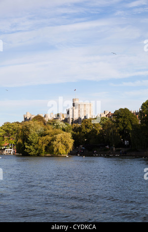 Windsor Castle, gesehen von der Themse, Windsor und Maidenhead, UK Stockfoto