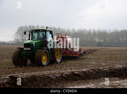 Traktor auf einem Feld im Regen Stockfoto