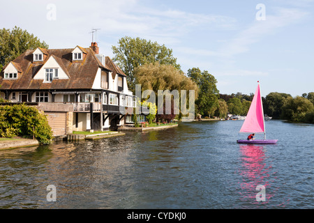 Jolle Segeln auf der Themse in der Nähe von Wargrave, Wokingham, UK Stockfoto