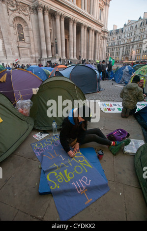 Demonstrant Malerei Banner auf friedlichen Protest St. Pauls Stockfoto